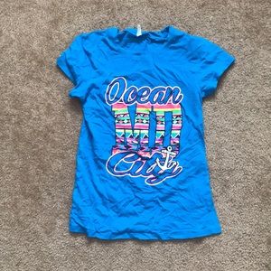Vibrant blue ocean city T-shirt